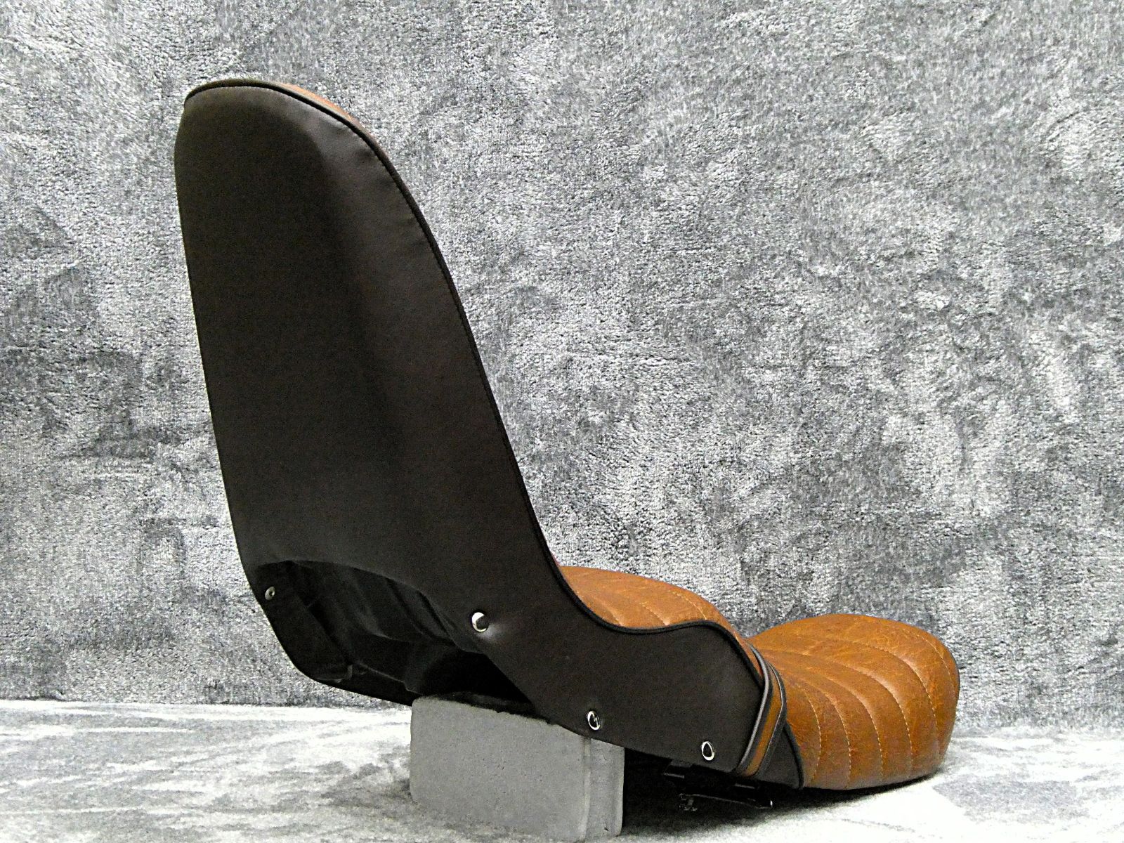 CBX400F　鋲打ち　茶ツートン　タックロールシート/あんこ抜き 完成品 CBX400F 鋲打ち 茶ツートン 40cm 三段シート/補強入CBX550Fブラウン