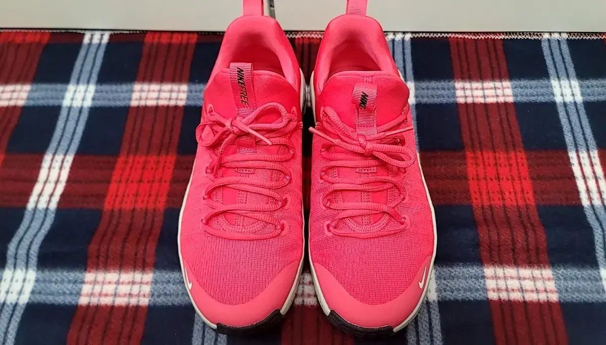 W NIKE ランニングシューズ ピンク 245