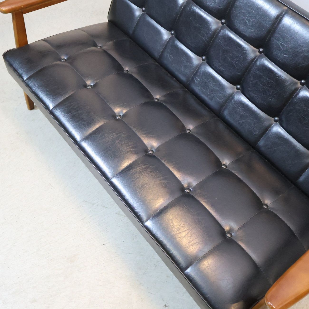  Karimoku60 カリモク60 ブラック 2シーター Kチェア 2人掛けソファ ラブソファ 2Pソファ カフェ風 レトロモダン 北欧スタイル 麻北欧 2人掛け 3人掛けソファ ソファ ソファベッド