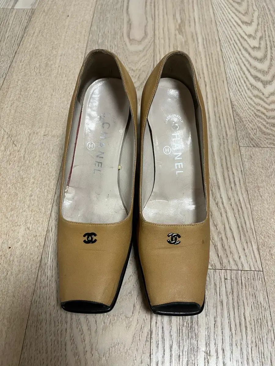 シャネル コンビ パンプス 靴 ベージュ