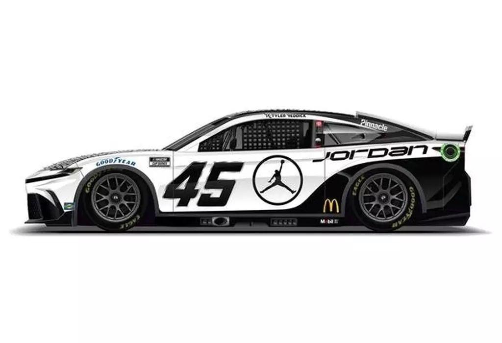 ミニカー 1 24 JORDAN BRAND WHITE 2025 トヨタ カムリ XSE タイラー レディック 45 NASCAR CUPシリーズ