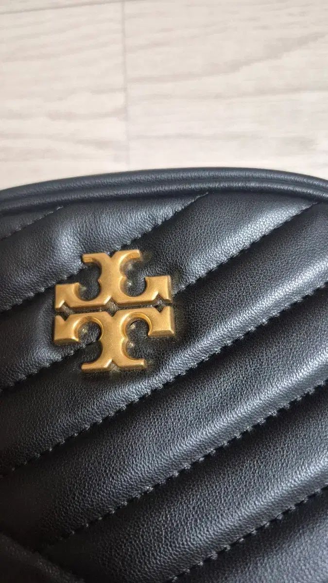 トリーバーチ キラ シェブロン ミニカメラバッグ