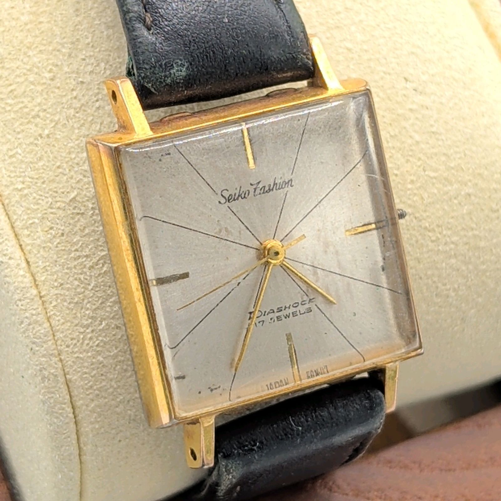 SEIKO FASHION Watch Hand-Winding Men s Square Silver Y 2 K 00 Vintage Not Working セイコー ファッション 時計 手巻き式 メンズ ラウンド シルバー ヴィンテージ 不動品