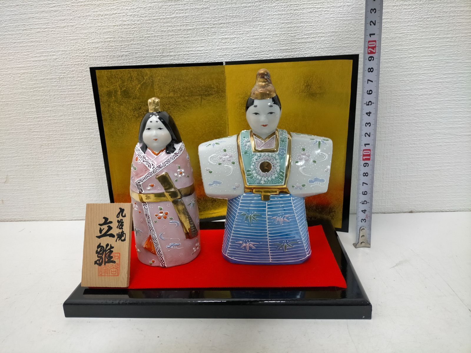 【送料無料】九谷焼 立雛 雛人形 ひな飾り お内裏様 お雛様 陶器 美品 金屏風 台座付き 和飾り 伝統工芸 置物 季節飾り ひな祭り 九谷焼人形 外箱劣化あり 251209-6T