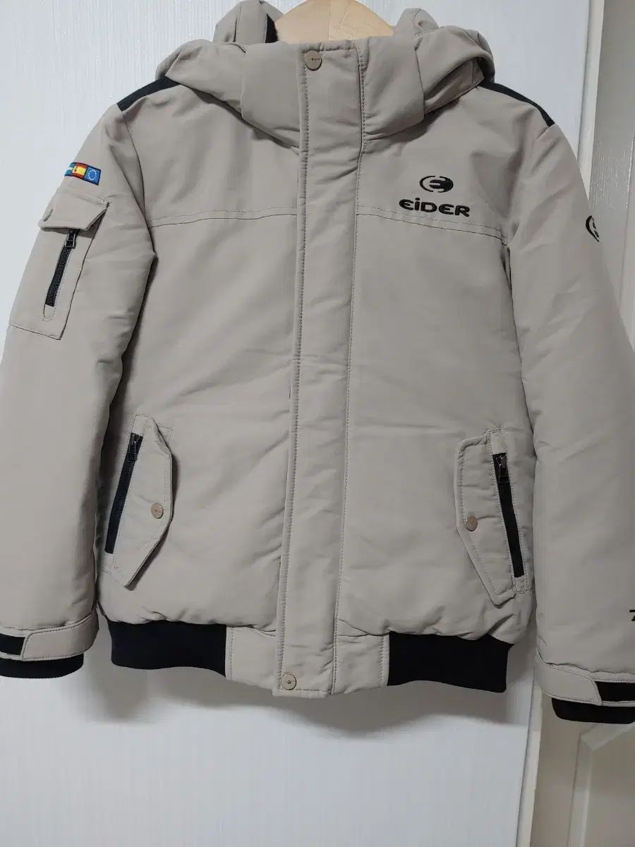 EIDER ダウン アウター ベージュ色 フード 取り外し 140 150 ほぼ