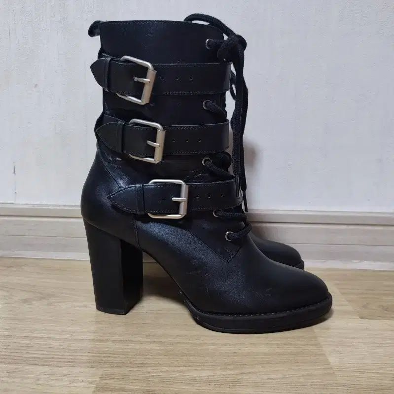 ラッキーシュエトゥ ブラック バックル装飾 ヒール ブーツ 240