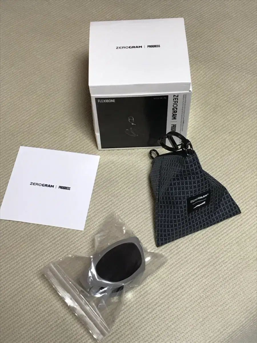 XEROgram x プログレス フレキシーボン サングラス | ライト グレー