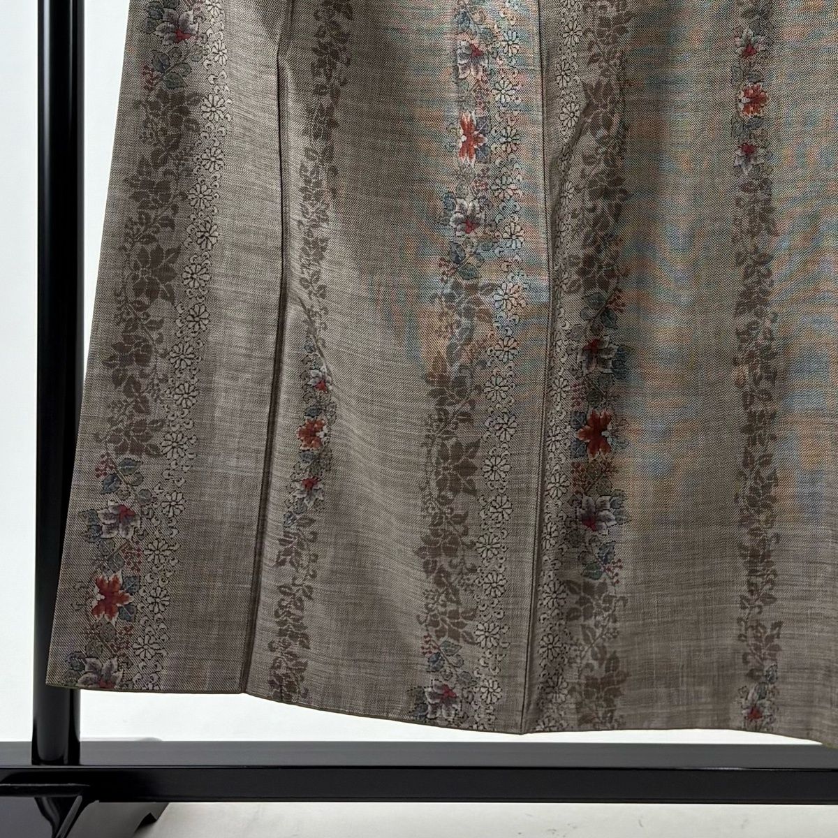 紬 身丈154.5 cm 裄丈63.5 S 袷 草花 焦茶色 正絹 秀品