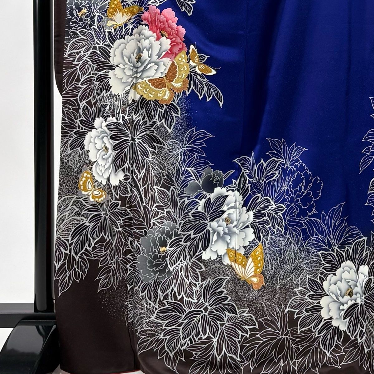振袖 身丈168 cm 裄丈69.5 L 袷 牡丹 蝶 金銀彩 染め分け 青 正絹 秀品