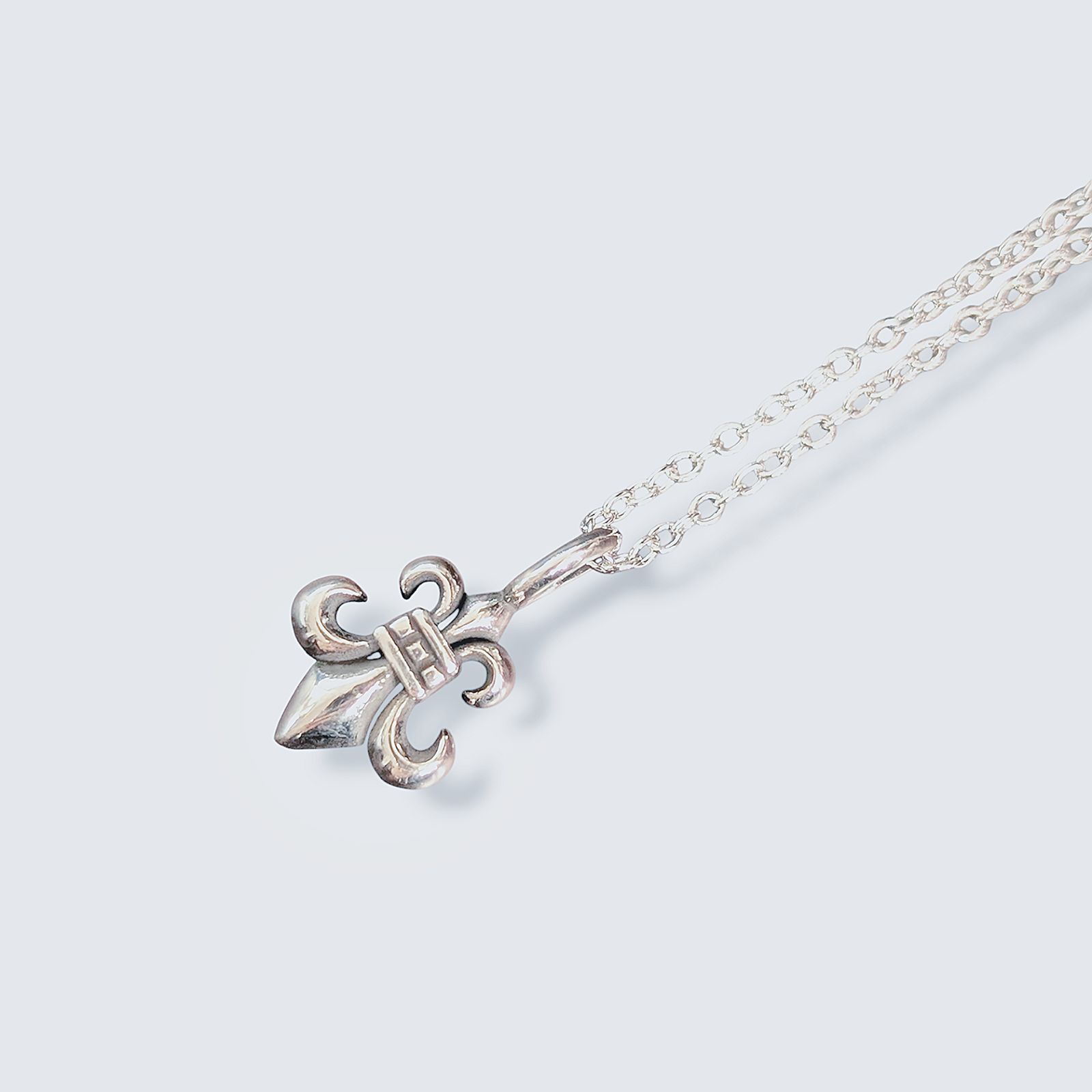 フルールドリス フレア ペンダント ネックレス、シルバー チャーム