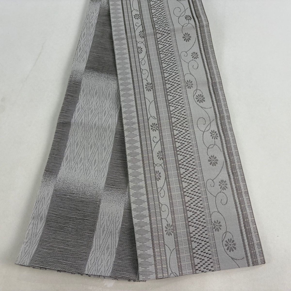 半幅帯 優品 こむさでもーど 縞 花唐草 灰茶 化繊