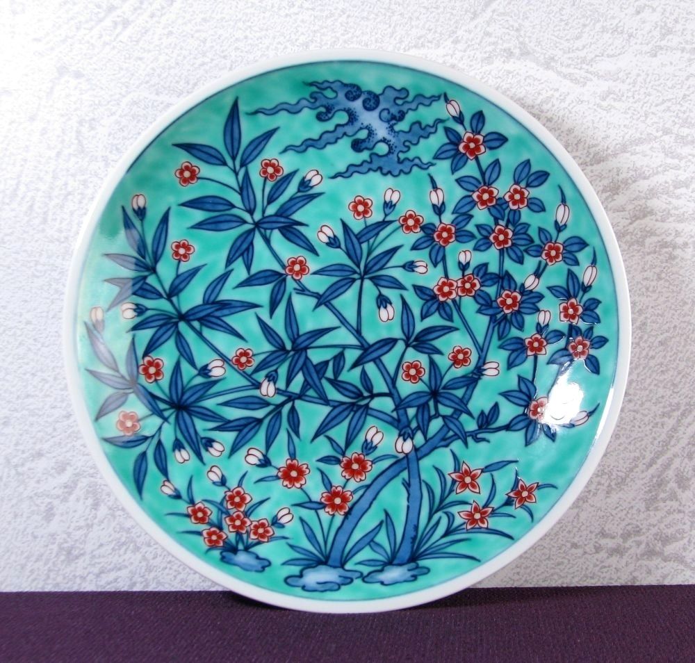 十三代今泉今右衛門 本人作 色鍋島緑地草花文皿 幅 20.2 cm |26 a 004