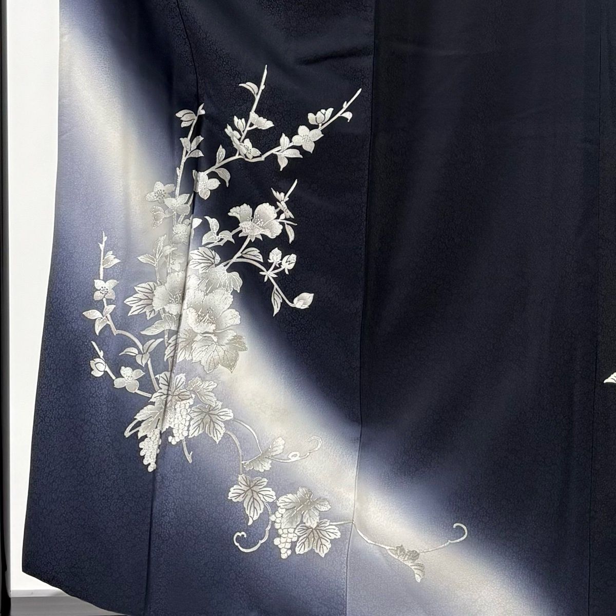 付下げ 身丈160 cm 裄丈65 M 袷 中村弘三郎 やまと 落款 草花 葡萄 ラメ 銀彩 濃紺 正絹 名品