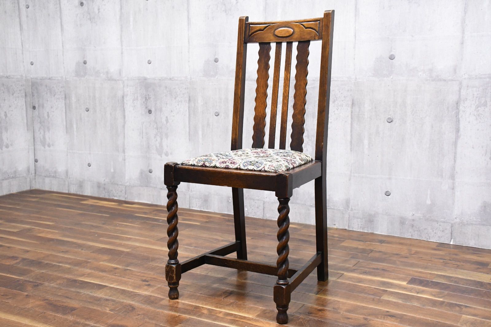 EKC 103 イギリスアンティーク ツイストレッグ サイドチェア オーク無垢材 ダイニングチェア 英国 アールデコ 食卓椅子 彫刻 飾り椅子