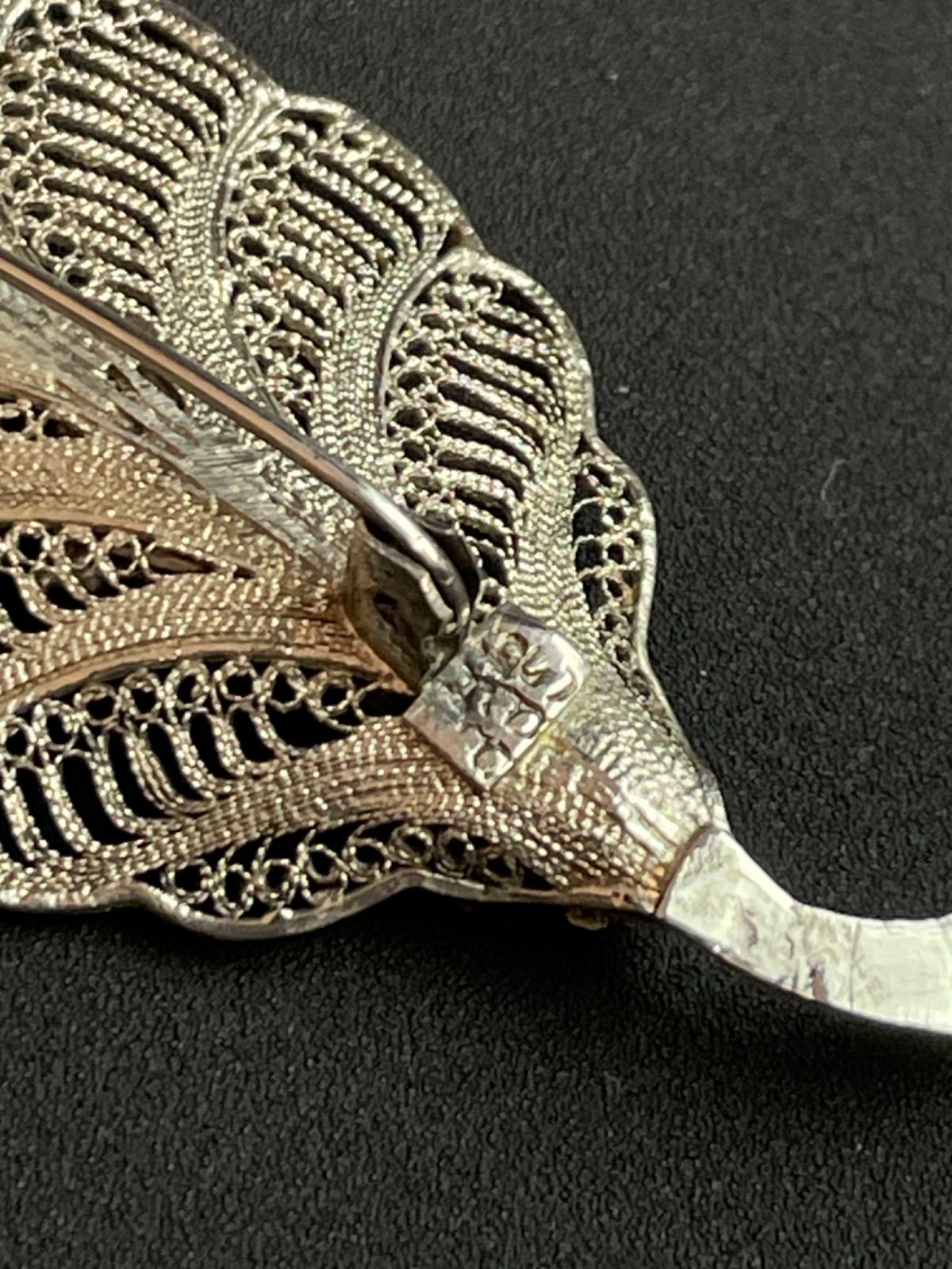 名作✨美品✨  ブローチ リーフモチーフ シルバー925 ヴィンテージ 銀細工（フィリグリー）リーフモチーフ ブローチ - メルカリ