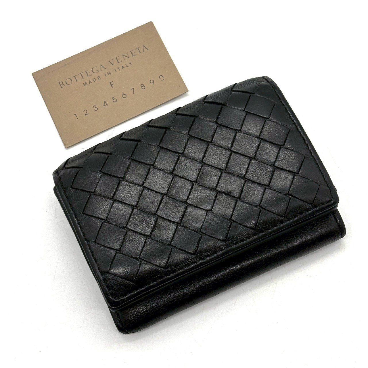 静かに選ばれる本質 Bottega Veneta 三つ折り財布 マキシイントレチャート コンパクトウォレット ボッテガヴェネタ ブラック