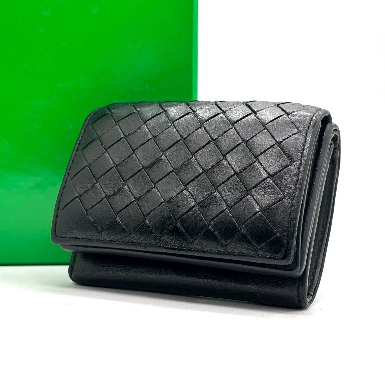 静かに選ばれる本質 Bottega Veneta 三つ折り財布 マキシイントレチャート コンパクトウォレット ボッテガヴェネタ ブラック