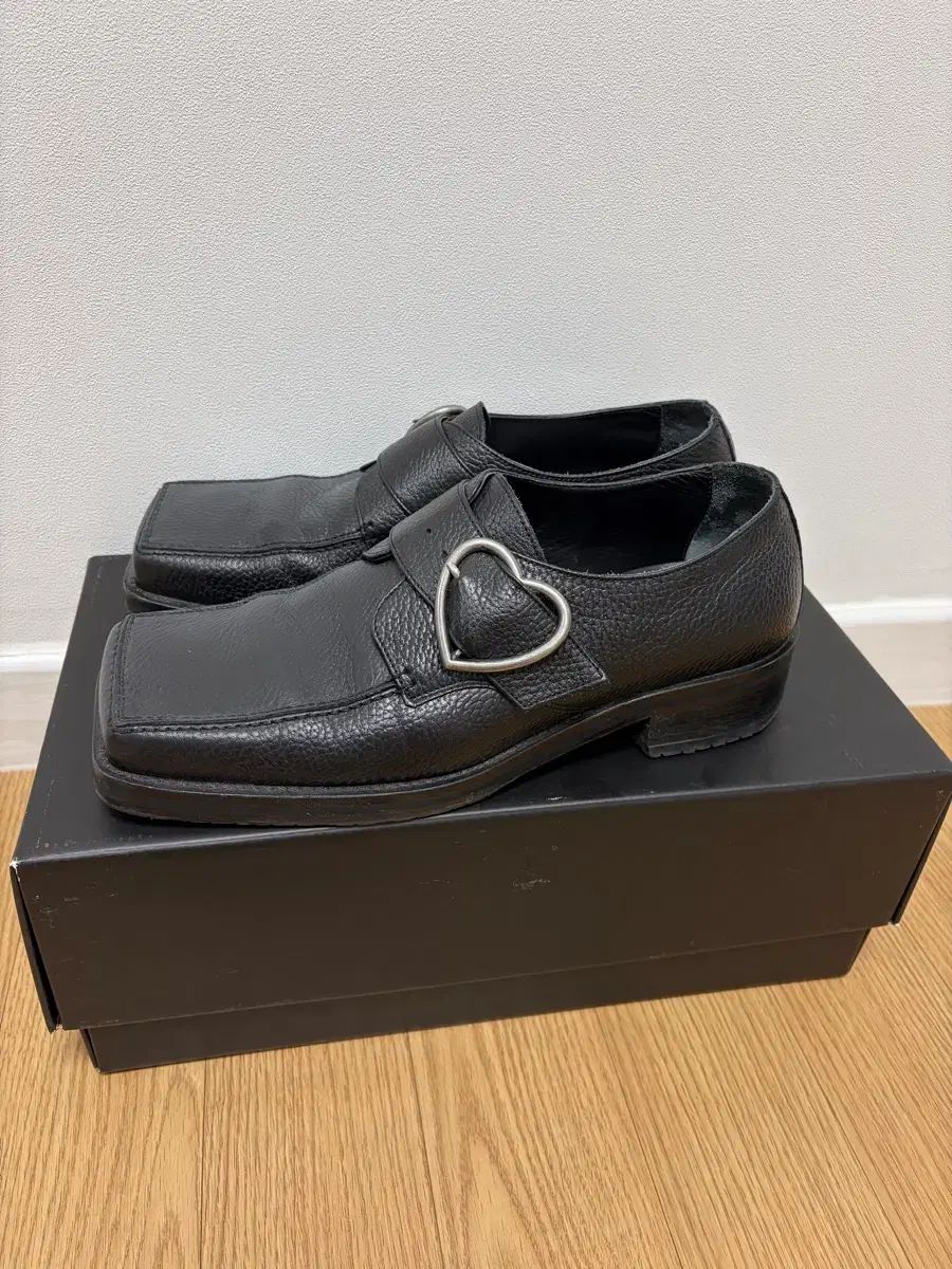 マーティン ローズ スタシ スクエアトゥ ハート バックル