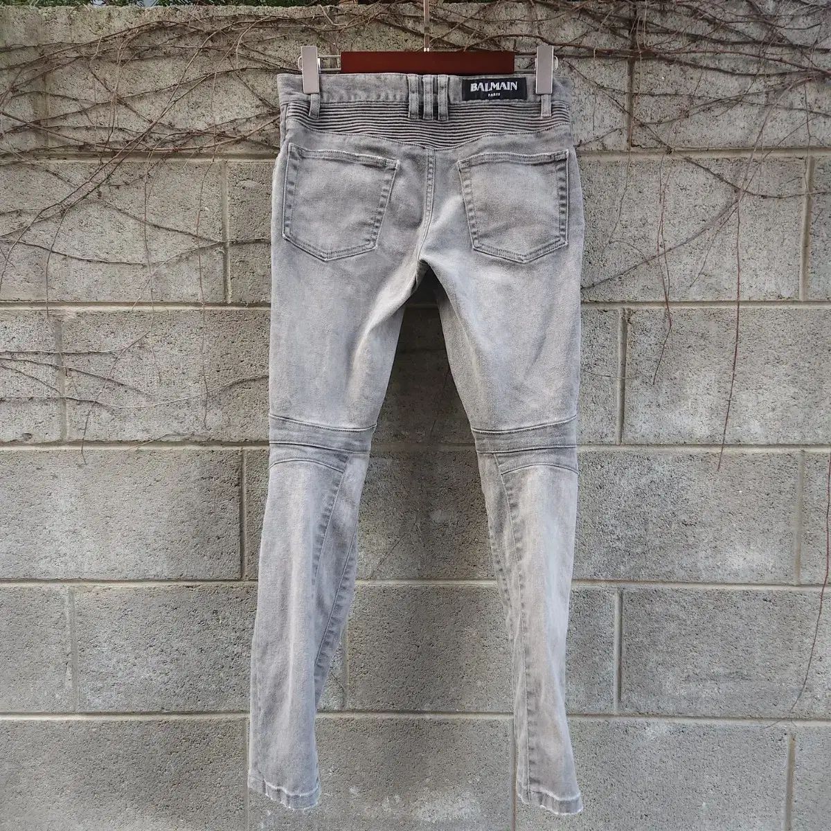 28 BALMAIN グレー バイカー デニムパンツ - メルカリ