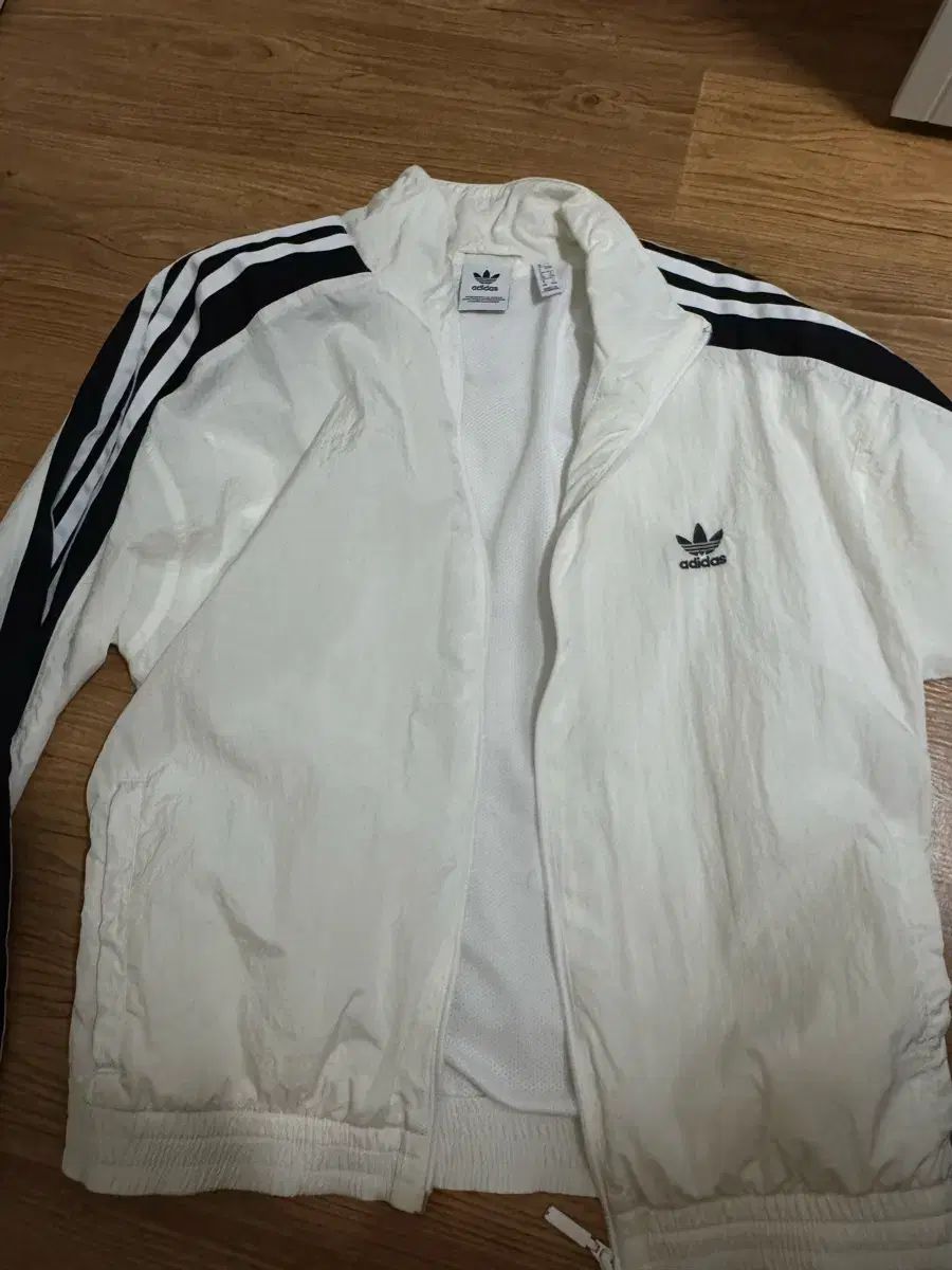 アディダス レトロ ウィンドブレーカー