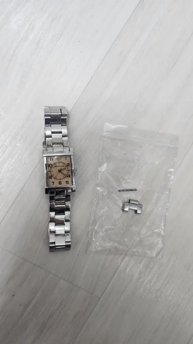 アルマーニ レディース シルバー メタル 時計