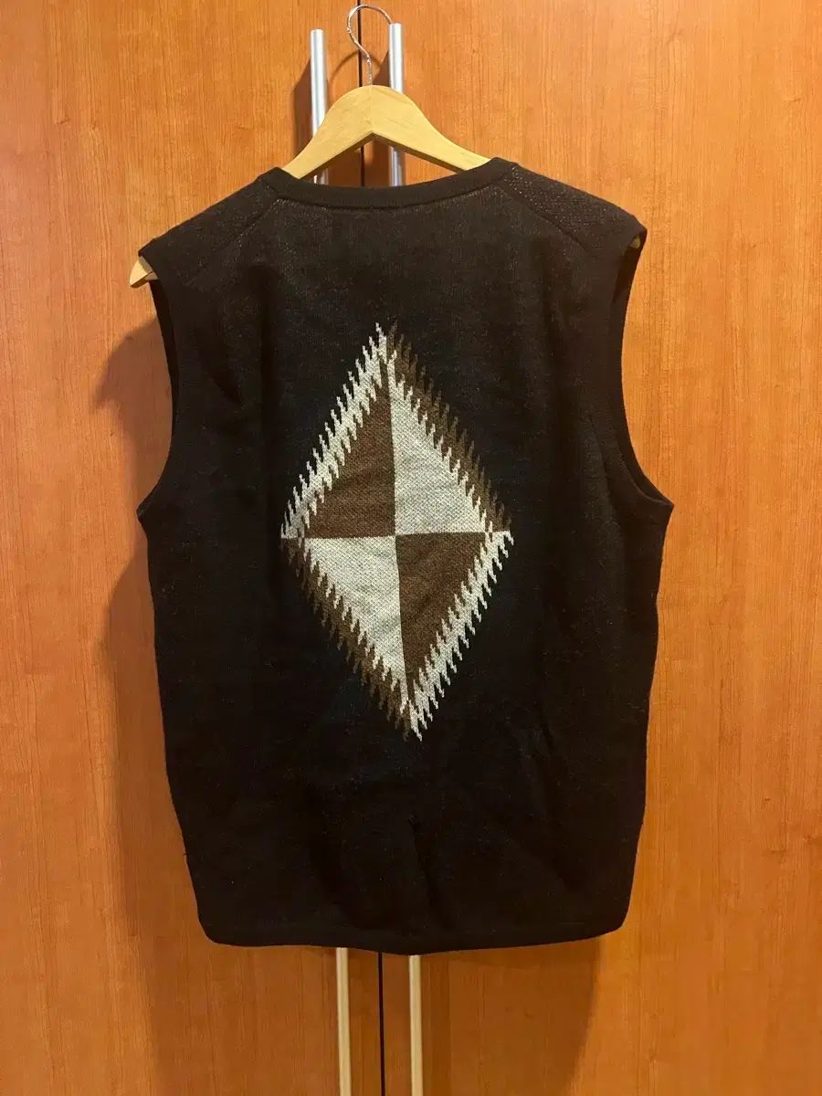 フェイクファーノーカラーショート丈ベスト 44-0064 – コイビト