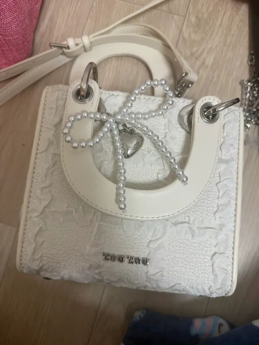 TOU 白 ショルダーバッグ パール ストラップ