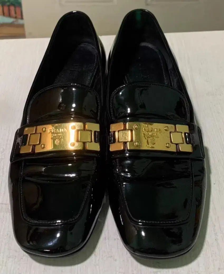 プラダ ブラック パテント ローファー ゴールド 装飾 37