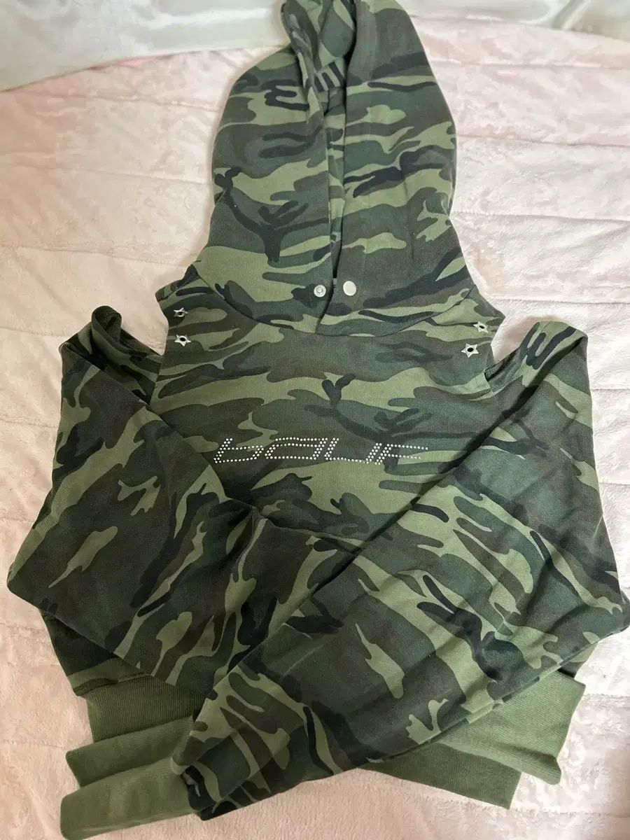 bauf バウプ カットアウト オフショルダー フードTシャツ カモ