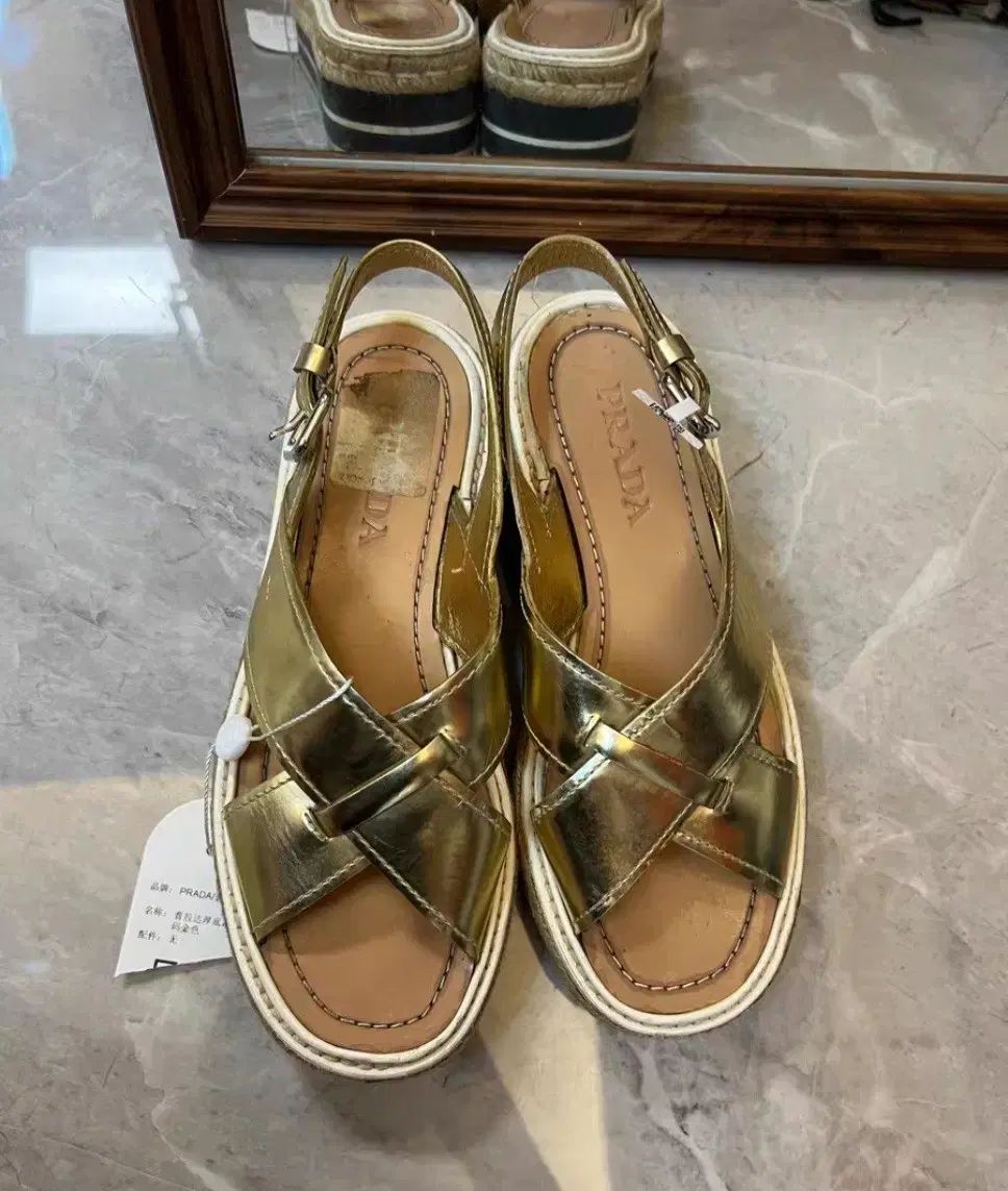 プラダ GOLD ストラップ サンダル 36 37 正規品 - メルカリ
