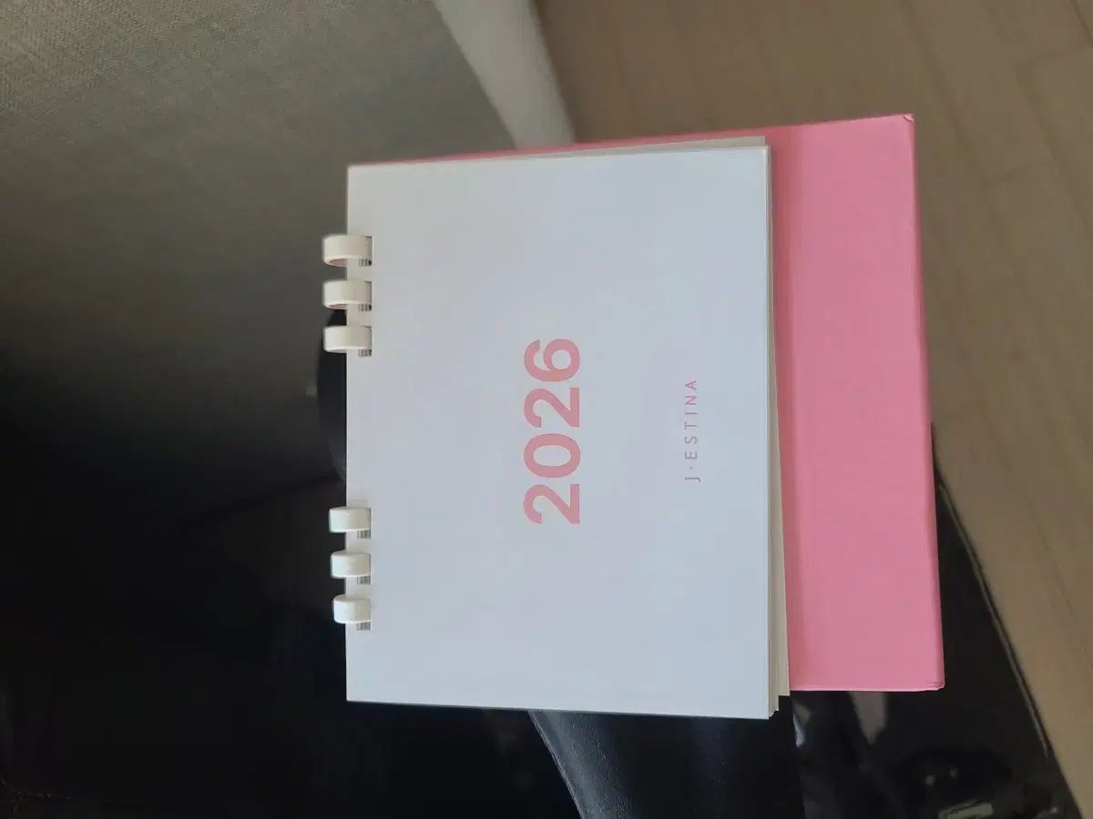 IU jestina トレカ＋カレンダー IUカレンダー 2026 J.ESTINA ジェイエスティナ - メルカリ
