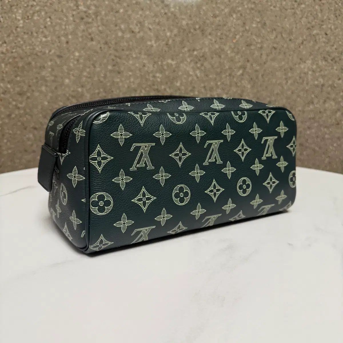 25年 Louis Vuitton ルイヴィトン シャドウ モノグラム ポーチ ドプキット