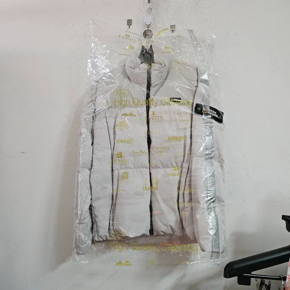 ナショナルジオグラフィック ロゴ ダウン アウター