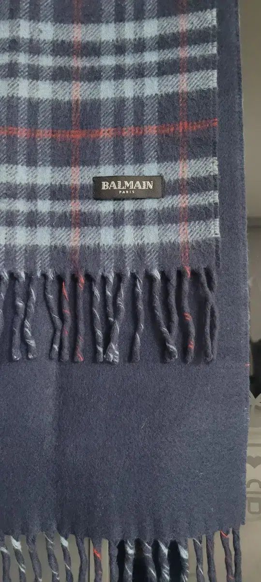 30 5*162 BALMAIN Paris デザインがきれいな柔らかいマフラー ㅡ