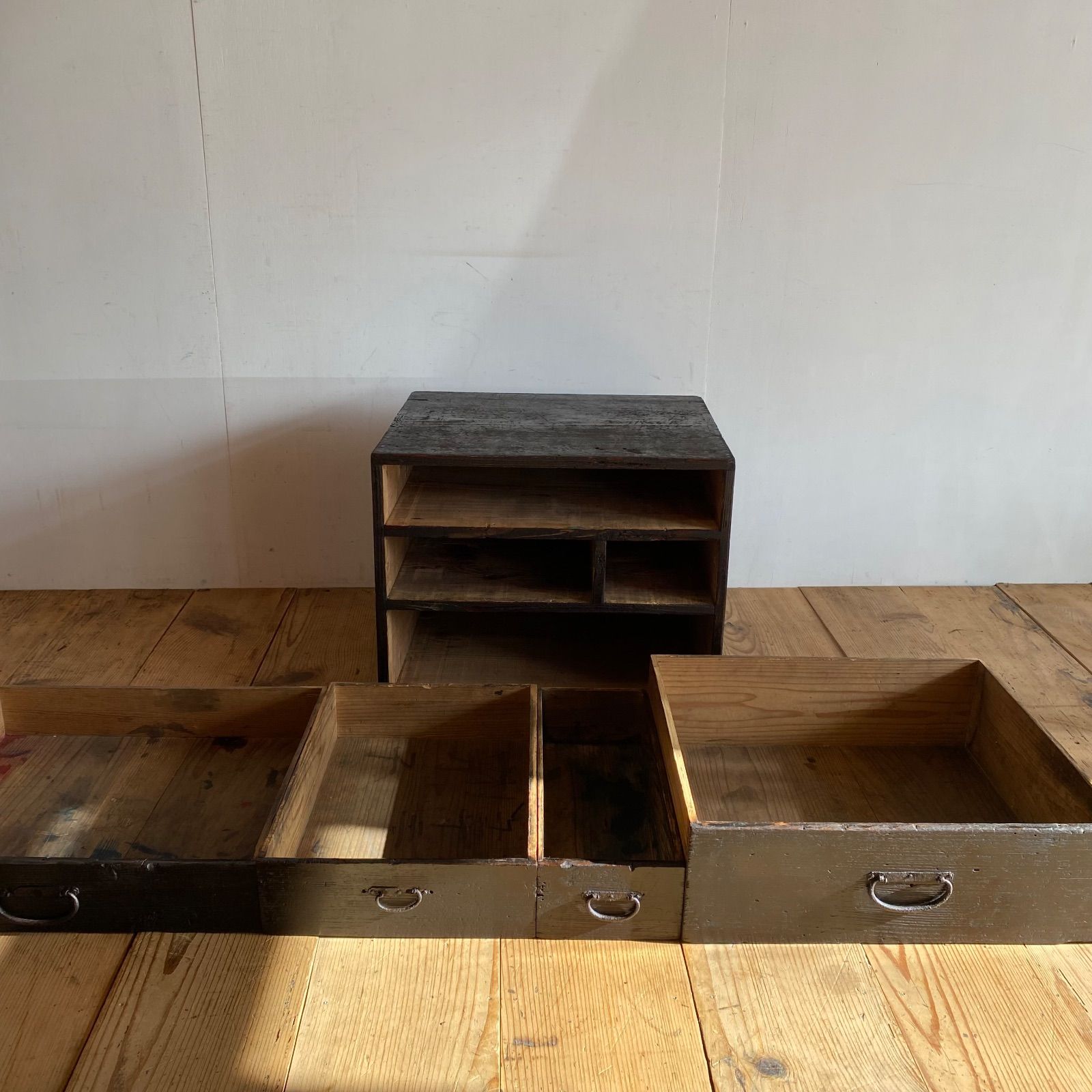 引き出し付き　収納棚　木製　黒　古道具　古家具　ヴィンテージ　アンティーク 古いキャビネット 収納棚 木製 黒 食器棚 古家具 古道具 アンティーク
