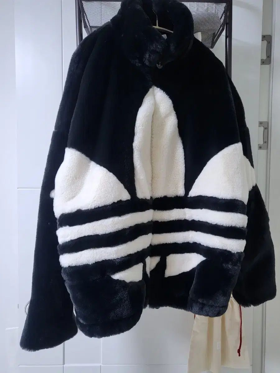 アディダス BIG トレフォイル ファー ジャケット (HC0323) / L サイズ