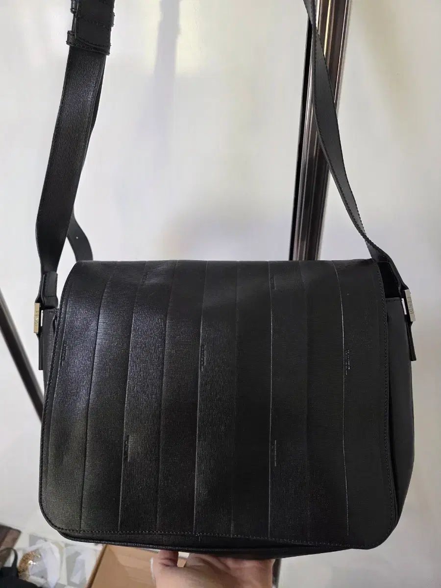 フェンディ メッセンジャーバッグ