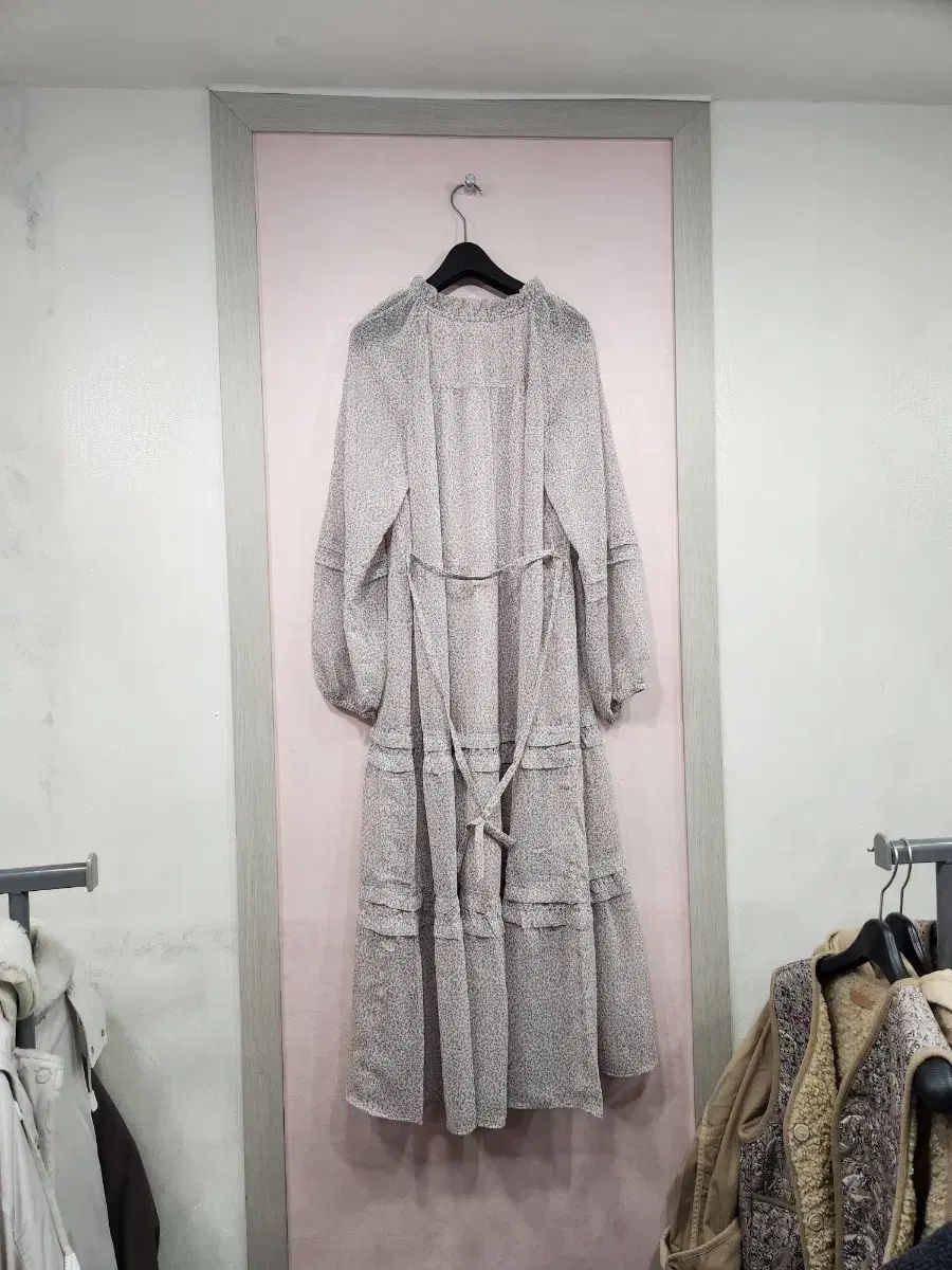 サースデーアイランド フリルマキシワンピース