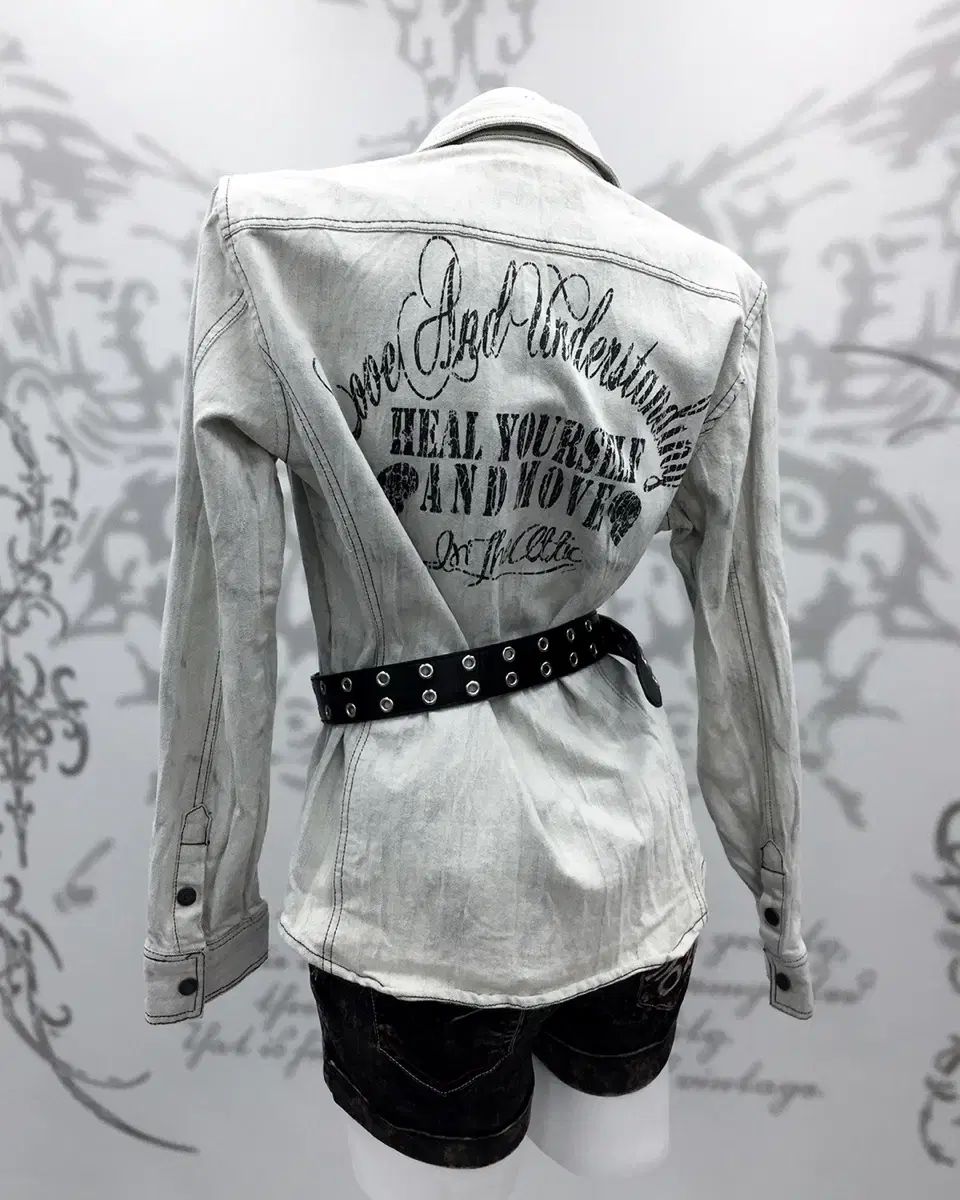 インジアティック In the Attic グレーデニム ゴシックプリンティング シャツ