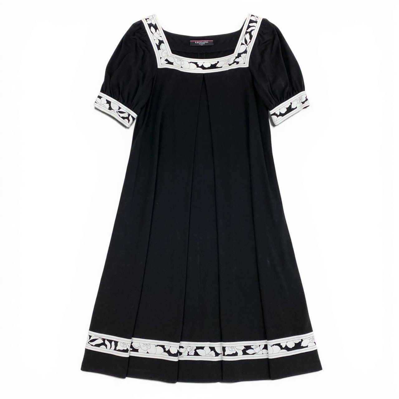 LEONARD レオナール　幾何学柄　膝丈ワンピース　ブラック　2サイズ 36a7 LEONARD レオナール 半袖ワンピース 膝丈ワンピース スクエア