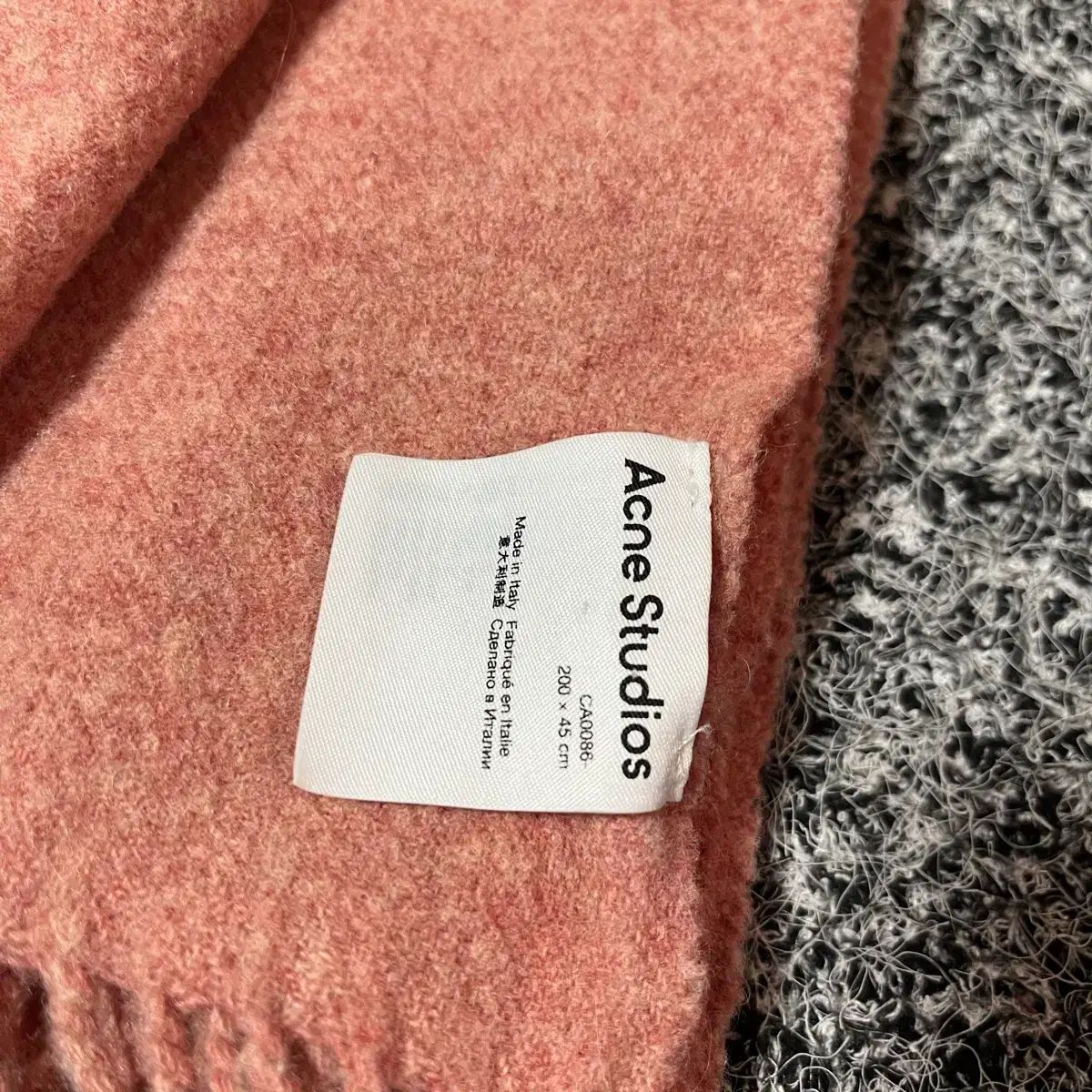 アクネストゥディオズ ピンク色