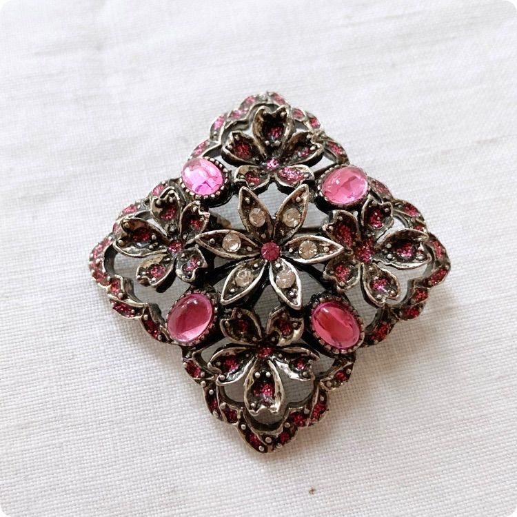 フランス直輸入 オリエンタルな雰囲気のピンクラインストーン ヴィンテージ ブローチ