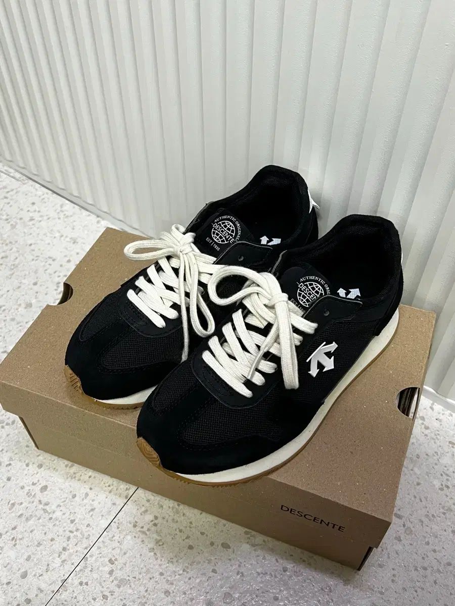 デサント リー トモ ブラック スニーカー 230