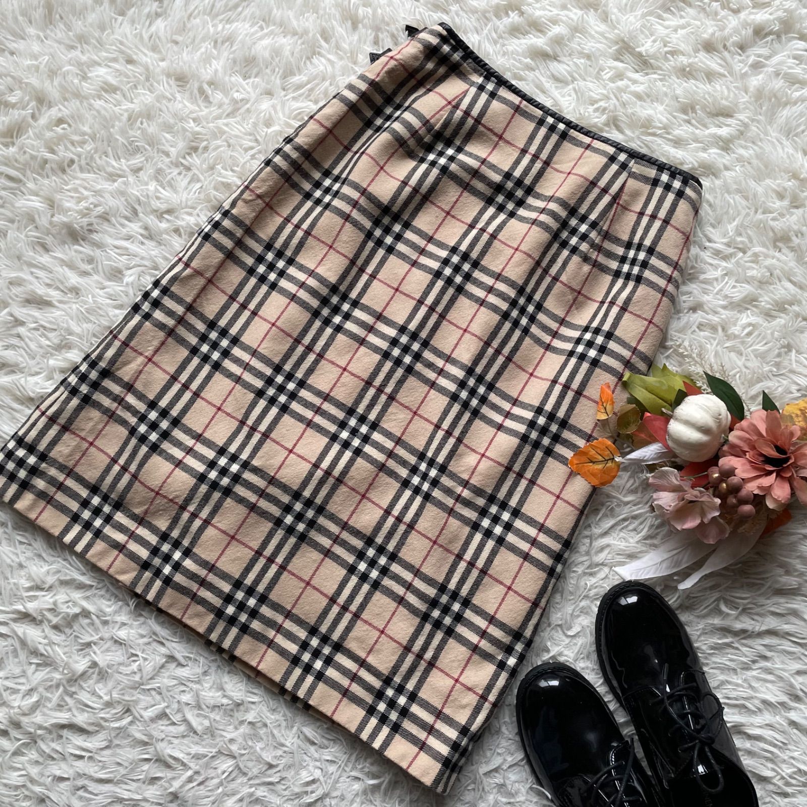 極美品✨️バーバリーロンドン 近年 ノバチェック スカート ベージュ 革ベルト 極美品✨️バーバリーロンドン 近年 ノバチェック スカート ベージュ