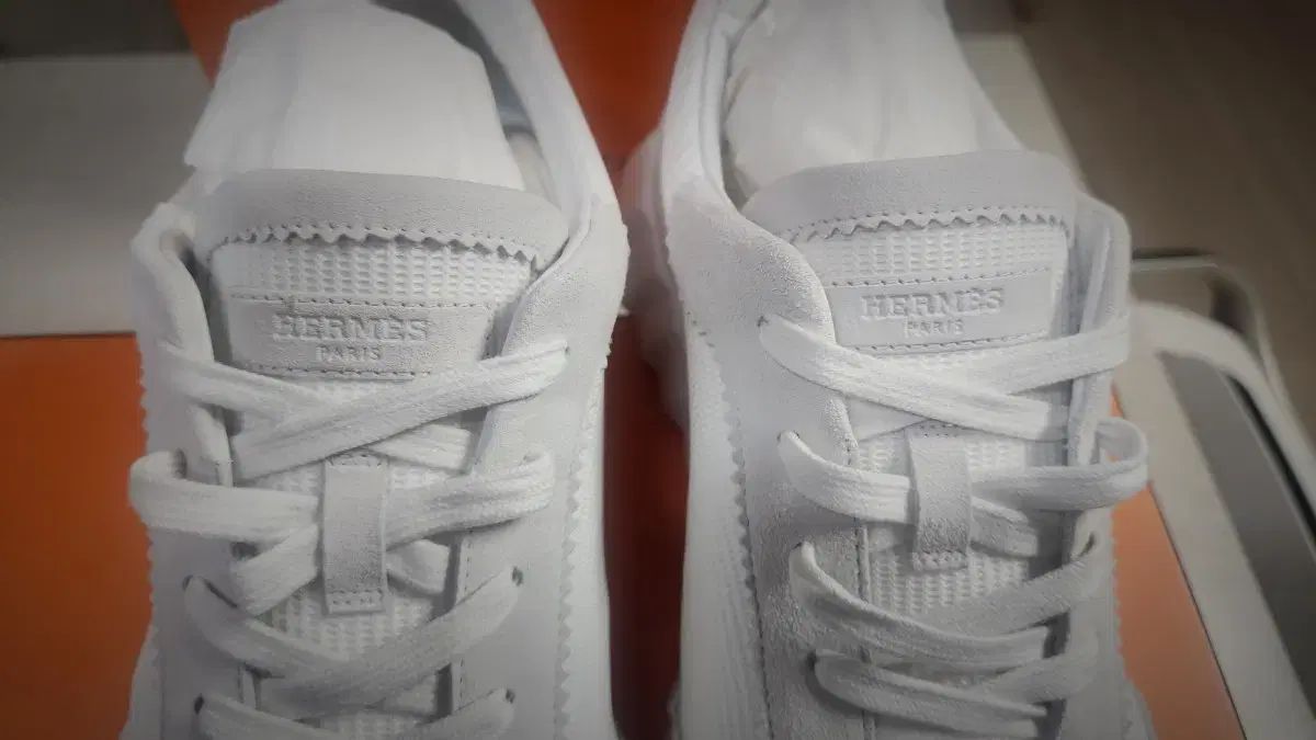 バウンシングスニーカー