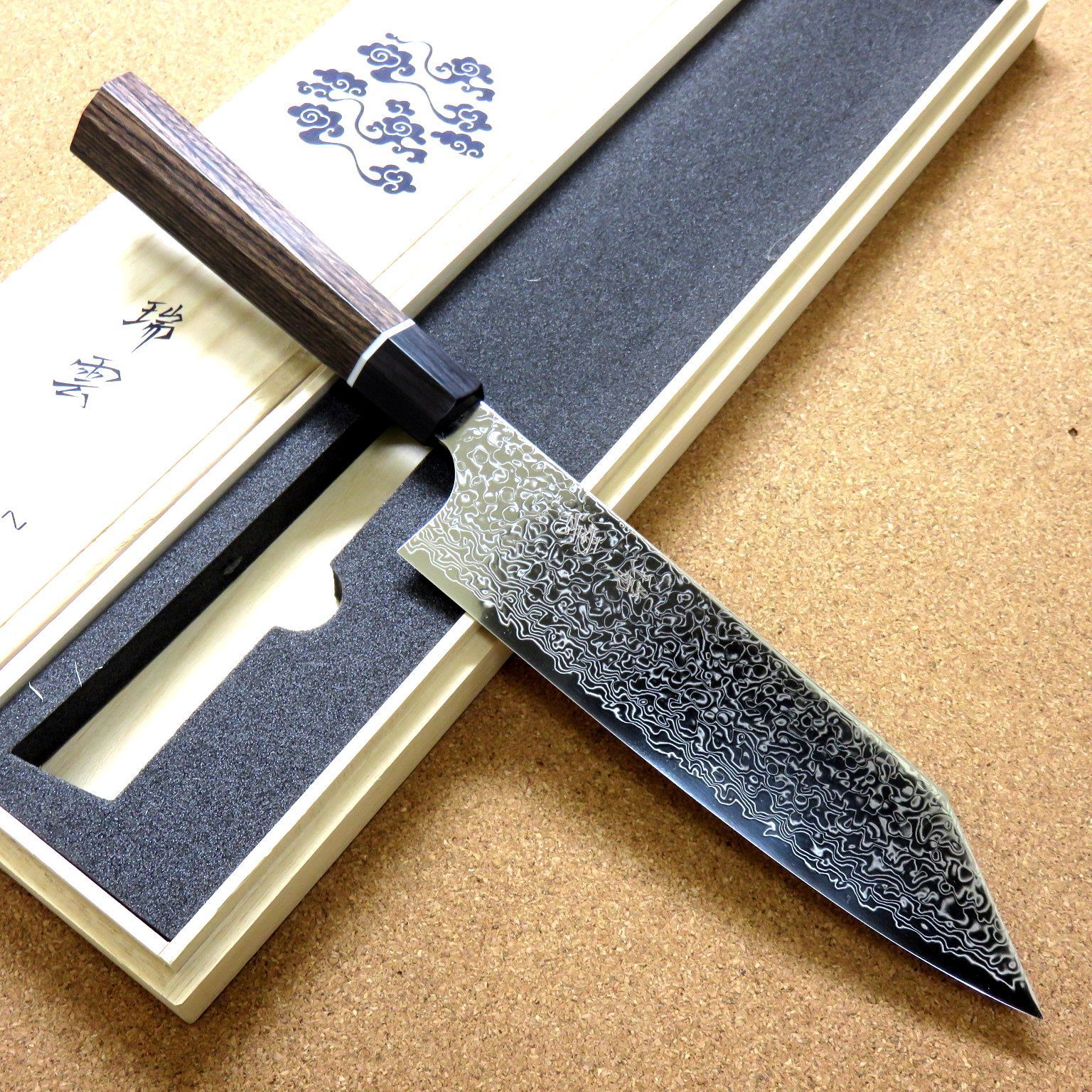 包丁 三徳包丁 18 cm 180 mm 瑞雲 関兼次 関の刃物 ダマスカス鋼 63層 最 刃物鋼 SPG 2 両刃 ハマグリ刃 万能包丁 桐箱入り 日本製
