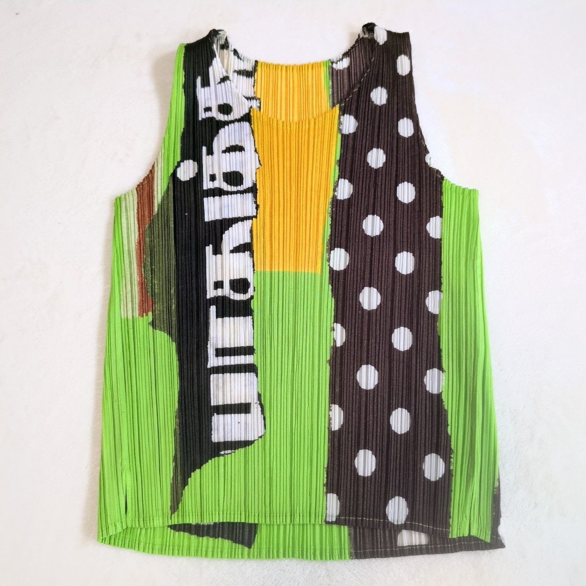 PLEATS PLEASE ISSEY MIYAKE プリーツプリーズイッセイミヤケ グラフィック アートカットソー タンクトップ ドット柄 水玉 ストライプ ロゴ アルファベット マルチカラー