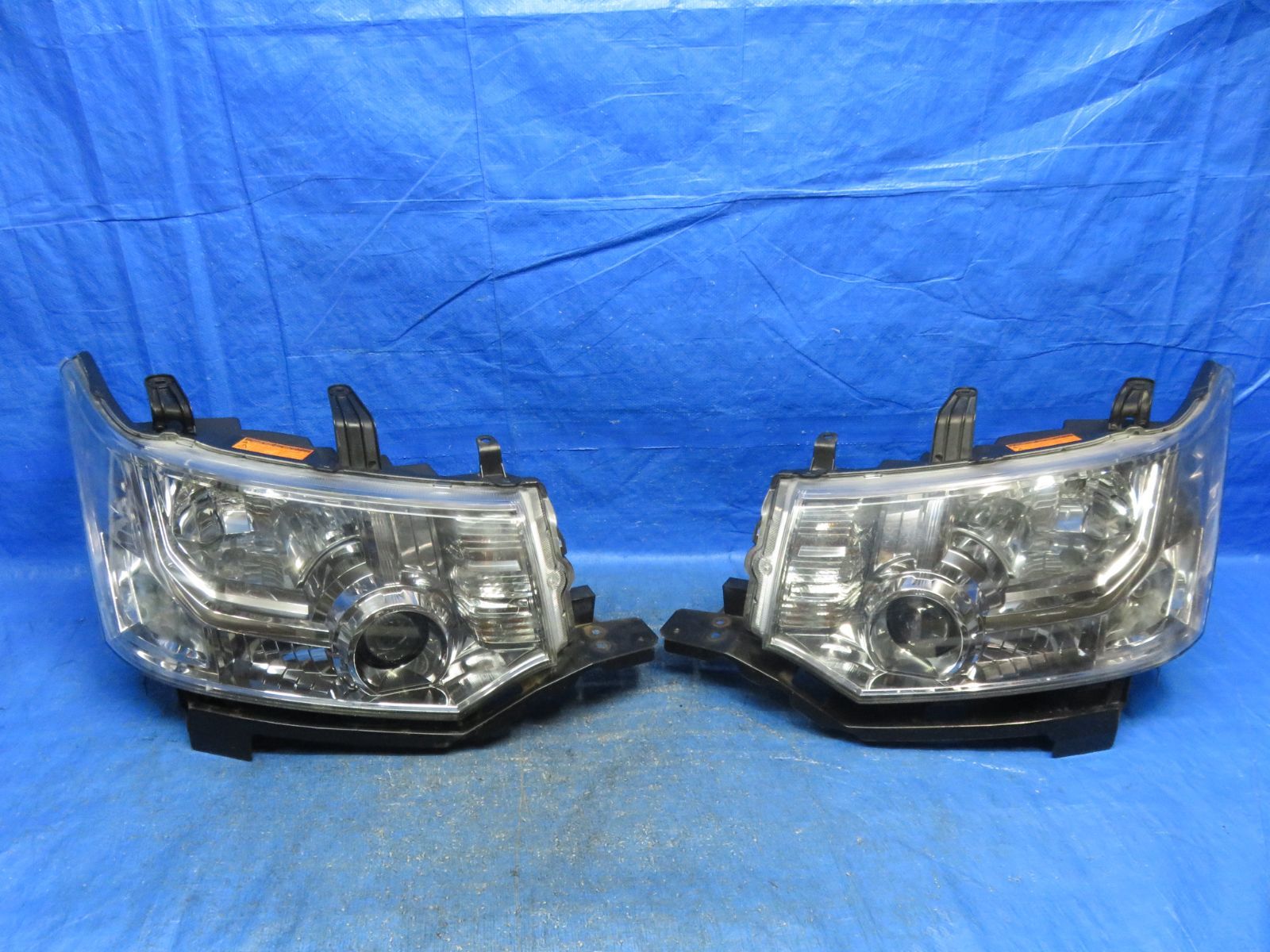 LA8317* 点灯OK 三菱 デリカD5 CV5W ヘッドライト/HID ヘッドランプ