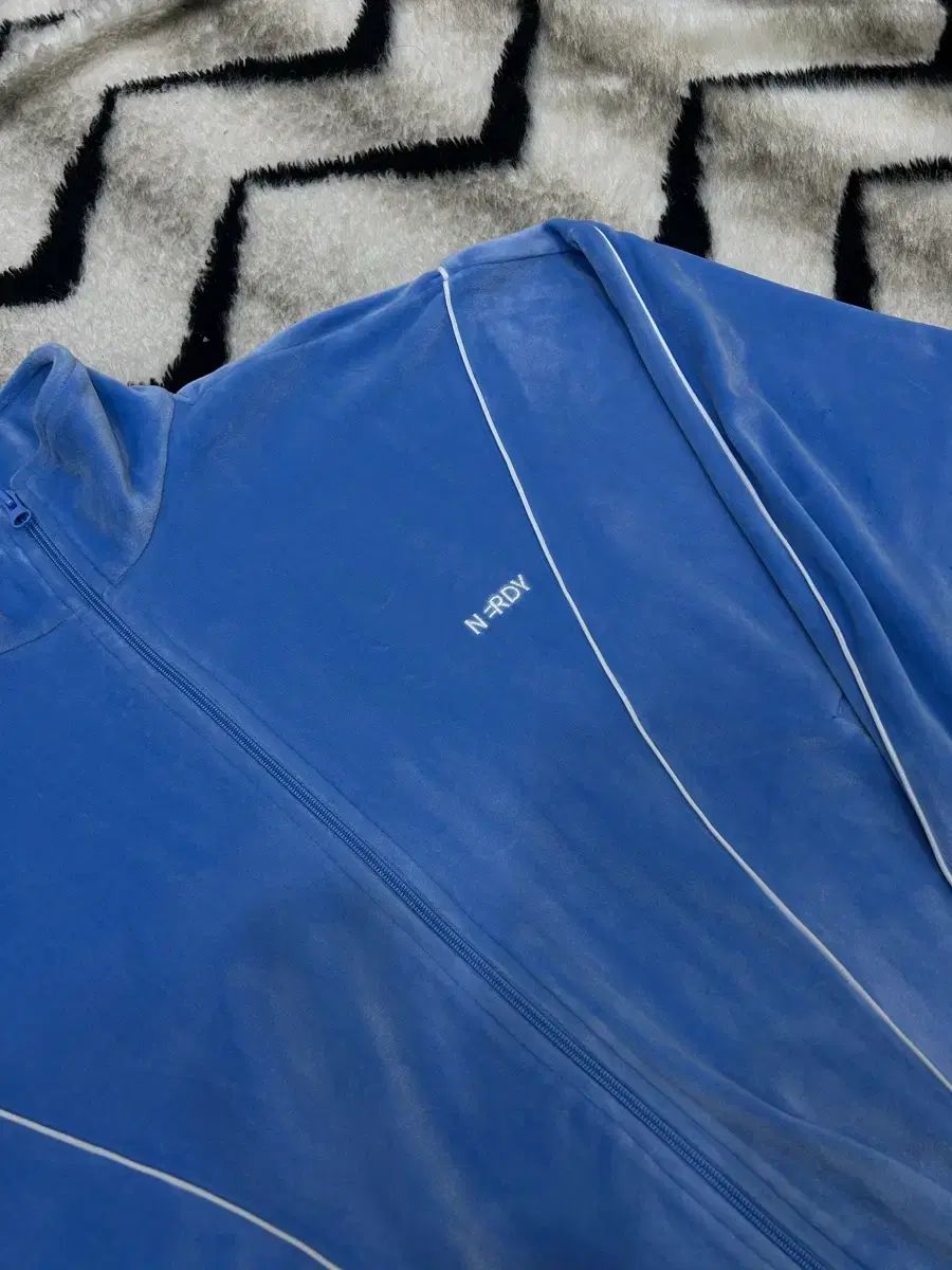 L NERDY オーバーサイズ パイピング ベルベット トラックジャージ スカイブルー