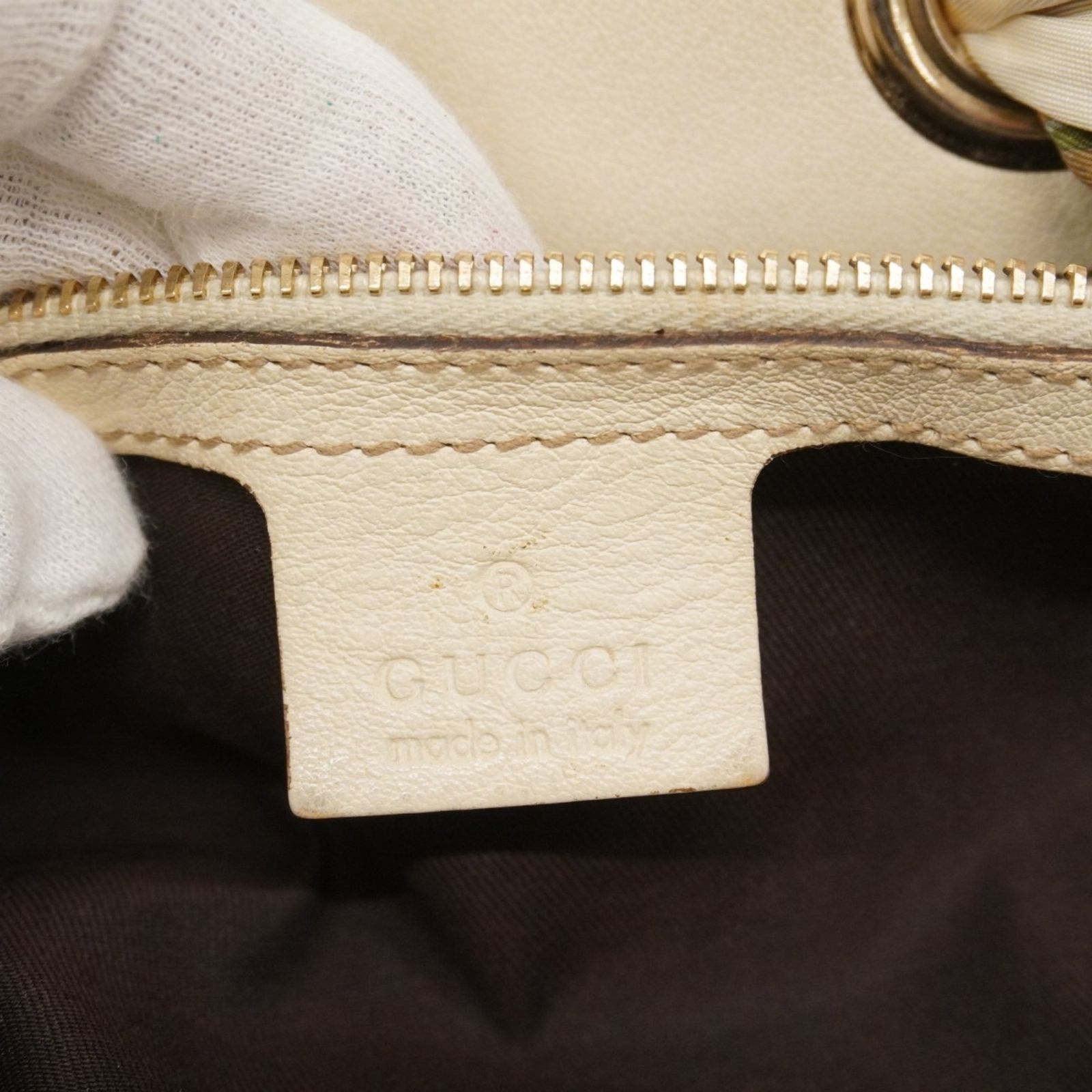 ベージュ ブラウン